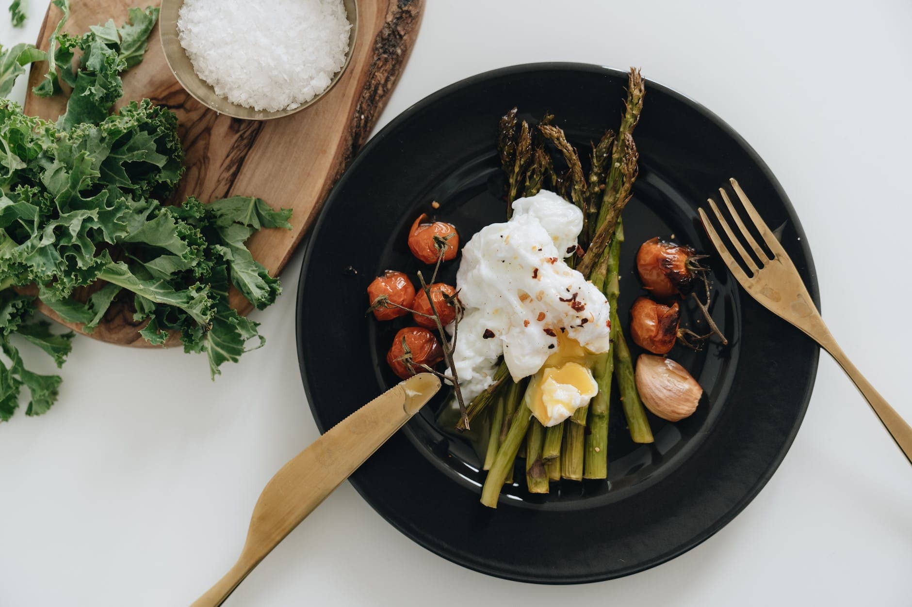 photo of poached egg on top of asparagus dopamine brain food